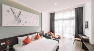 une chambre avec un lit et une grande fenêtre dans l'établissement PIMDARA HOTEL, à Ban Kaeo 120 autres photos