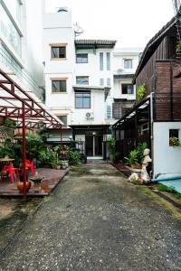 een lege straat voor een gebouw bij XX Mitr Inn Sukhumvit 2 - มิตร อินน์ สุขุมวิท 2 in Bang Kapi