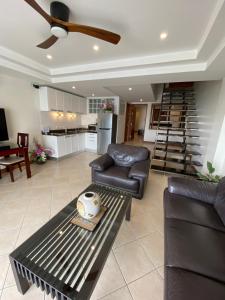 Χώρος καθιστικού στο Andaman Hill Pool Seaview