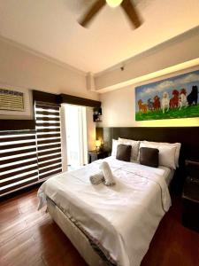 Postel nebo postele na pokoji v ubytování Tagaytay Condo Staycation- Taal-view with balcony