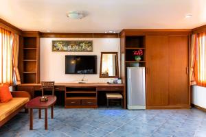 un salon avec un bureau et un réfrigérateur dans l'établissement Hua Hin Loft, à Hua Hin