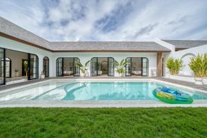 Swimmingpoolen hos eller tæt på Villa Yasmine Althea by Senada