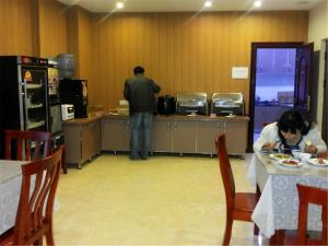 Majoituspaikan GreenTree Inn Hebei Qinhuangdao Peace Avenue Express Hotel henkilökuntaa