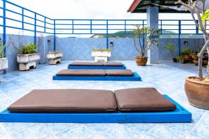 un groupe de quatre parterres dans une cour avec des plantes dans l'établissement Hua Hin Loft, à Hua Hin 45 autres photos