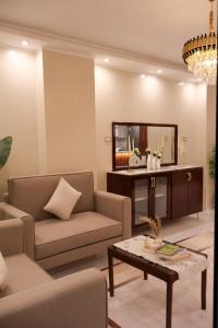 una sala de estar con un sofá y una mesa en Cozy Luxe Apartment in Central Aswan, en Aswān