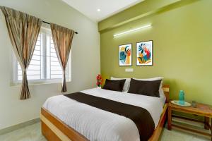 Ліжко або ліжка в номері Townhouse Svb Tech Park Kalapatti Formerly RG Stays +23 фото