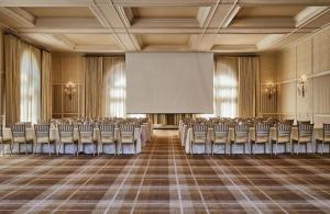 einen Konferenzraum mit Stühlen und einem Bildschirm in der Unterkunft Hotel Jerome, An Auberge Resort in Aspen + 220 Fotos