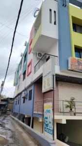 AurangabadにあるHotel Mauli executive & Restaurantの通り並ぶ色彩豊かな建物
