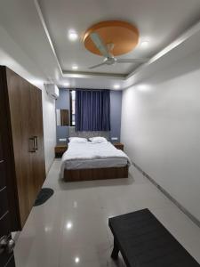 AurangabadにあるHotel Mauli executive & Restaurantのベッドと天井扇風機のある寝室 +1枚の写真