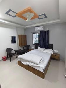 AurangabadにあるHotel Mauli executive & Restaurantのベッドルーム1室(ベッド1台付)