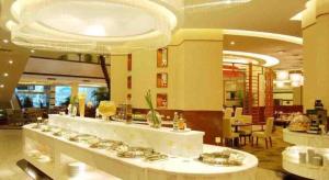 a lobby with a dining area with a table at New Century Hotel Ninghai in Shang-ts'un