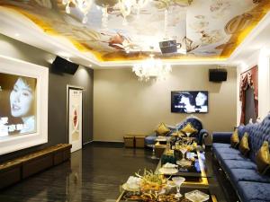 a living room with a couch and a ceiling at Landmark International Hotel Nanwan in Zhuhai