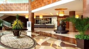 a lobby with a fountain in the middle of a building at Kunshan Newport Hotel in Kunshan