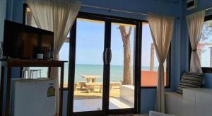 Rõdu või terrass majutusasutuses Roong Arun Resort