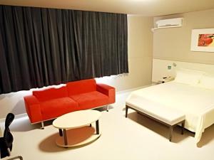 Ένα ή περισσότερα κρεβάτια σε δωμάτιο στο Jinjiang Inn Yantai Penglaige Zhonglou North Road +40 φωτογραφίες