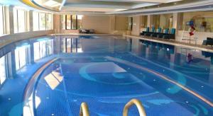 una grande piscina con acqua blu in un edificio di Wyndham Grand Plaza Royale Resort Nanjing a Lishui