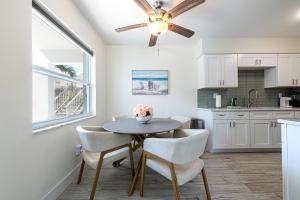 Кухня или мини-кухня в 2bd 1ba Sunset 2 3Mins to Beach
