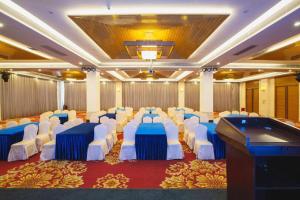 une salle de banquet avec des tables bleues et blanches et une table de billard dans l'établissement Shenzhen Dameishawan Youtinghui Hotel, à Shenzhen 265 autres photos