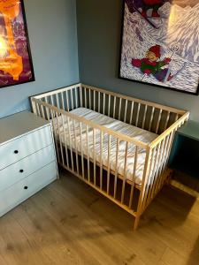 un berceau dans une chambre avec une commode et un tableau dans l'établissement Lys og moderne leilighet rett ved skiløypa på Nordseter - Kort vei til Sjusjøen, Lillehammer og Hafjell - Dyr ikke tillatt, à Nordseter