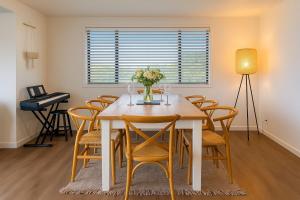 Hibiscus Haven 1BR getaway in Valla Beach في Valla Beach: غرفة طعام مع طاولة وكراسي وبيانو