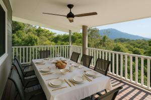 Hibiscus Haven 1BR getaway in Valla Beach في Valla Beach: طاولة طعام على شرفة مطلة على الجبل