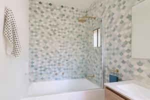 Hibiscus Haven 1BR getaway in Valla Beach في Valla Beach: دش مع باب زجاجي في الحمام