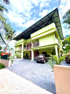 un edificio con un coche aparcado delante en Radhika Residency, en Perintalmanna 29 fotos más