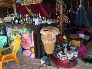 una habitación con una mesa con un montón de botellas en Familia Vista al Mar - Baru, en Barú