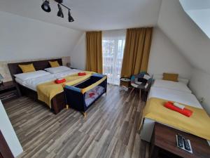 Una habitación de hotel con dos camas y balcón. en Villa Rustica, en Bešeňová