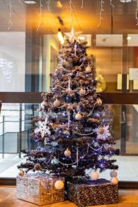 a christmas tree in a store window at The Originals Boutique, Hôtel-Restaurant d'Alsace, Strasbourg Sud in Illkirch-Graffenstaden