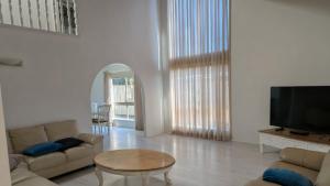 TV a/nebo společenská místnost v ubytování Flamingo Sunset Retreat