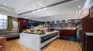 a restaurant with a buffet in a hotel room at Echeng Hotel Wuhan Optics Valley Square Yangjiawan Metro Station in Wuhan