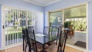 Φωτογραφία από το άλμπουμ του Ground floor, family unit on the canal with free WIFI! σε Bongaree +13 φωτογραφίες