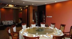 Cette grande chambre comprend une table et des chaises. dans l'établissement GreenTree Inn Zibo Renmin Park, à Zibo