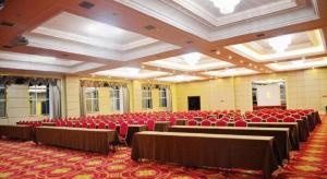 uma sala grande repleta de cadeiras e tetos vermelhos em Inzone Garland Hotel Taian em Huangqian