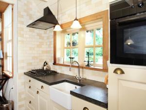 une cuisine avec un évier et un micro-ondes dans l'établissement Cozy Apartment in Enschede near Forest, à Enschede