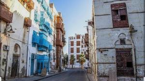 eine leere Straße in einer alten Stadt mit Gebäuden in der Unterkunft جده in Riad