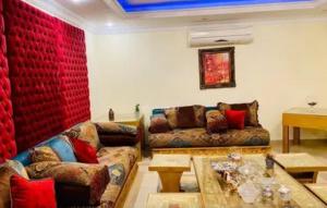 ein Wohnzimmer mit Sofa und Tisch in der Unterkunft جده in Riad