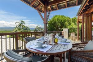 Balkón nebo terasa v ubytování Far Pavilions Villa A, Luxe 2-BR Hillside Escape