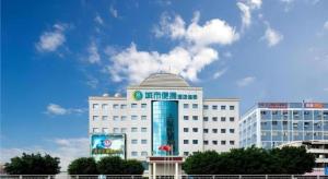 un grand bâtiment blanc avec une enseigne dessus dans l'établissement City Comfort Inn Dongguan Humen Wanda High-speed Railway Station Beizha, à Dongguan