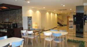 Un lugar para sentarse en Nite and Day Batam Jodoh Square