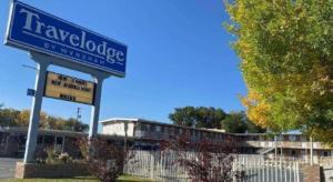 ein Schild für ein Hotel vor einem Gebäude in der Unterkunft Travelodge by Wyndham Powell in Powell