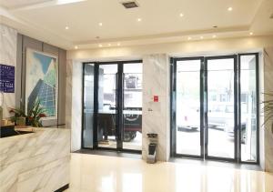 eine Lobby mit Glastüren in einem Gebäude in der Unterkunft City Comfort Inn Huangshi City Huangshi Avenue in Huangshi