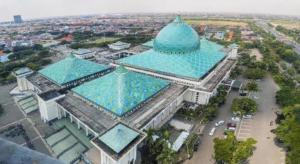 une vue de tête d'un bâtiment avec un toit bleu dans l'établissement My Tower Hotel Surabaya, à Surabaya