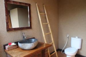 ペムテランにあるVan Karning Bungalowの洗面台、鏡、トイレ付きのバスルーム +30枚の写真