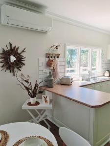 cocina con encimera y fregadero en R&R Roo & Rest, en Singleton