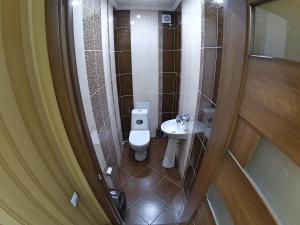 ヴィーンヌィツャにあるNaberezhnaya Roshenのトイレと洗面台のある小さなバスルーム +23枚の写真