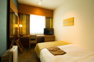 Postel nebo postele na pokoji v ubytování Hotel Sunroute Chiba