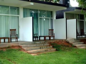 un bâtiment avec des chaises et des tables dans l'herbe dans l'établissement Bridge Hotel Negombo, à Dagonna 13 autres photos