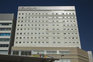 千葉市にあるホテルサンルート千葉の標識が書かれた白い高い建物